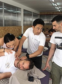 Hironori discusses the neutral neck position with Dr. Gabriel from Italy
